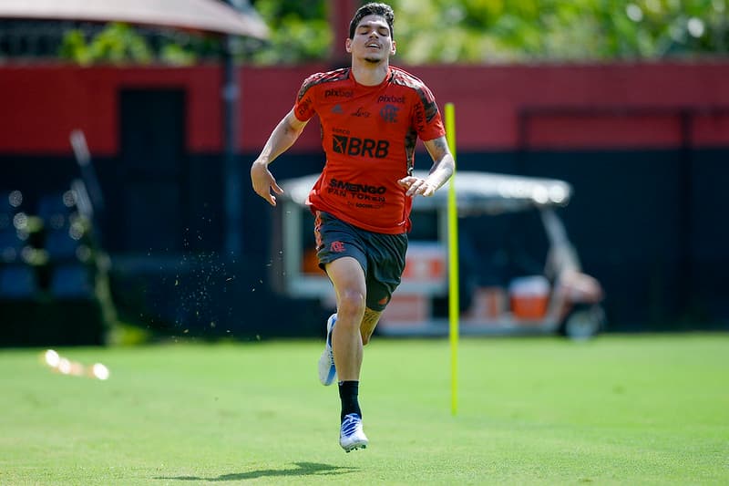 Ayrton Lucas em treino do Flamengo; patrocinador Socios, que estampava camisa de treino, renegociou contrato com o Mengão