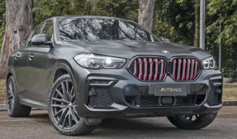 Nova BMW rubro-negra de Arrascaeta em homenagem ao Flamengo