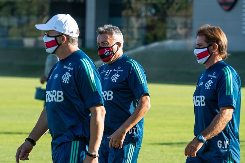 Domènec, Jordi Gris e Jordi Guerrero em treino do Flamengo; ex-auxiliar do clube revelou espanto com vazamentos