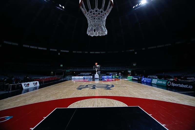 Quadra do Maracanãzinho com escudo do Flamengo; clube anunciou venda de ingressos para jogo da Champions com ação especial pelo Dia Internacional das Mulheres