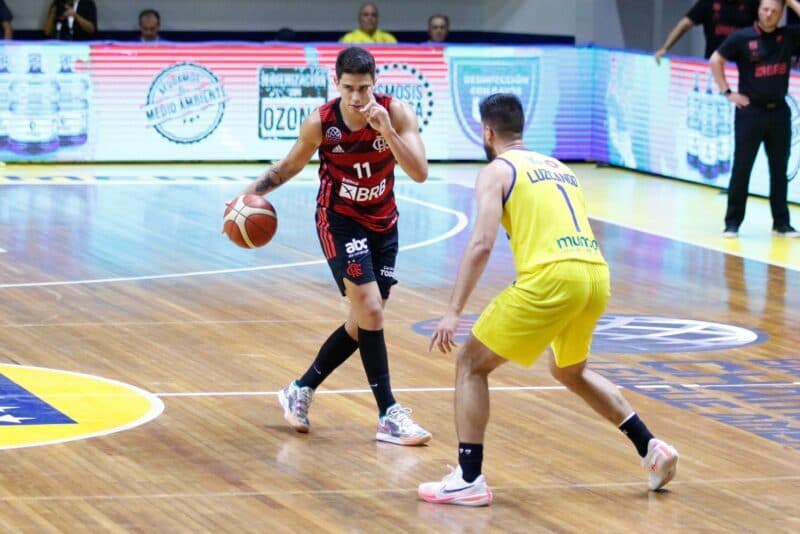 José Vildoza em quadra pelo Flamengo na Champions League das Américas; Flamengo inicia venda para o segundo jogo com ação especial para o Dia Internacional das Mulheres