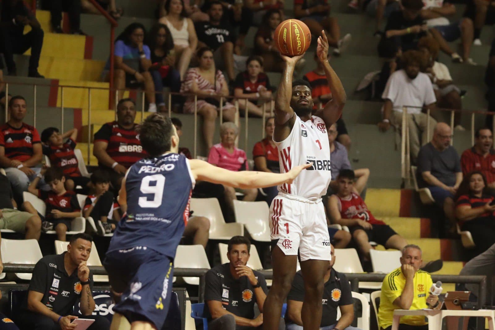 Gui Deodato em partida do Flamengo pelo NBB