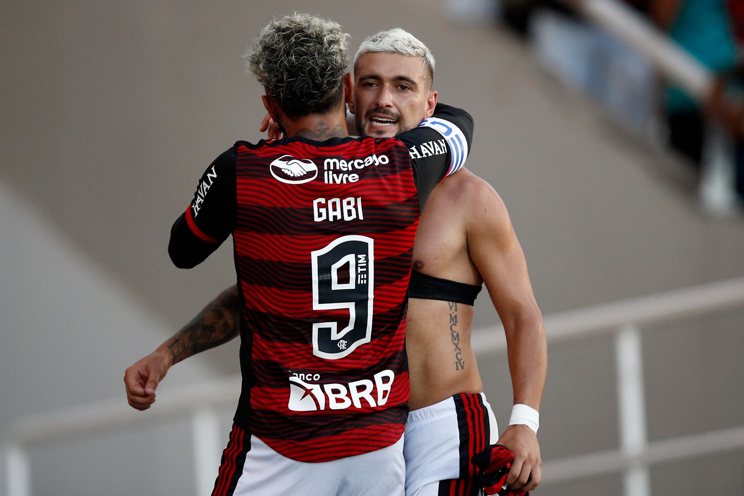 Arrascaeta e Gabigol em jogo do Flamengo; jogadores desfalcaram o time no quarto treino consecutivo antes da final do Carioca