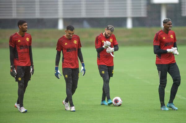 Goleiros do Flamengo em treino; Cruzeiro tem interesse na contratação de Matheus Cunha