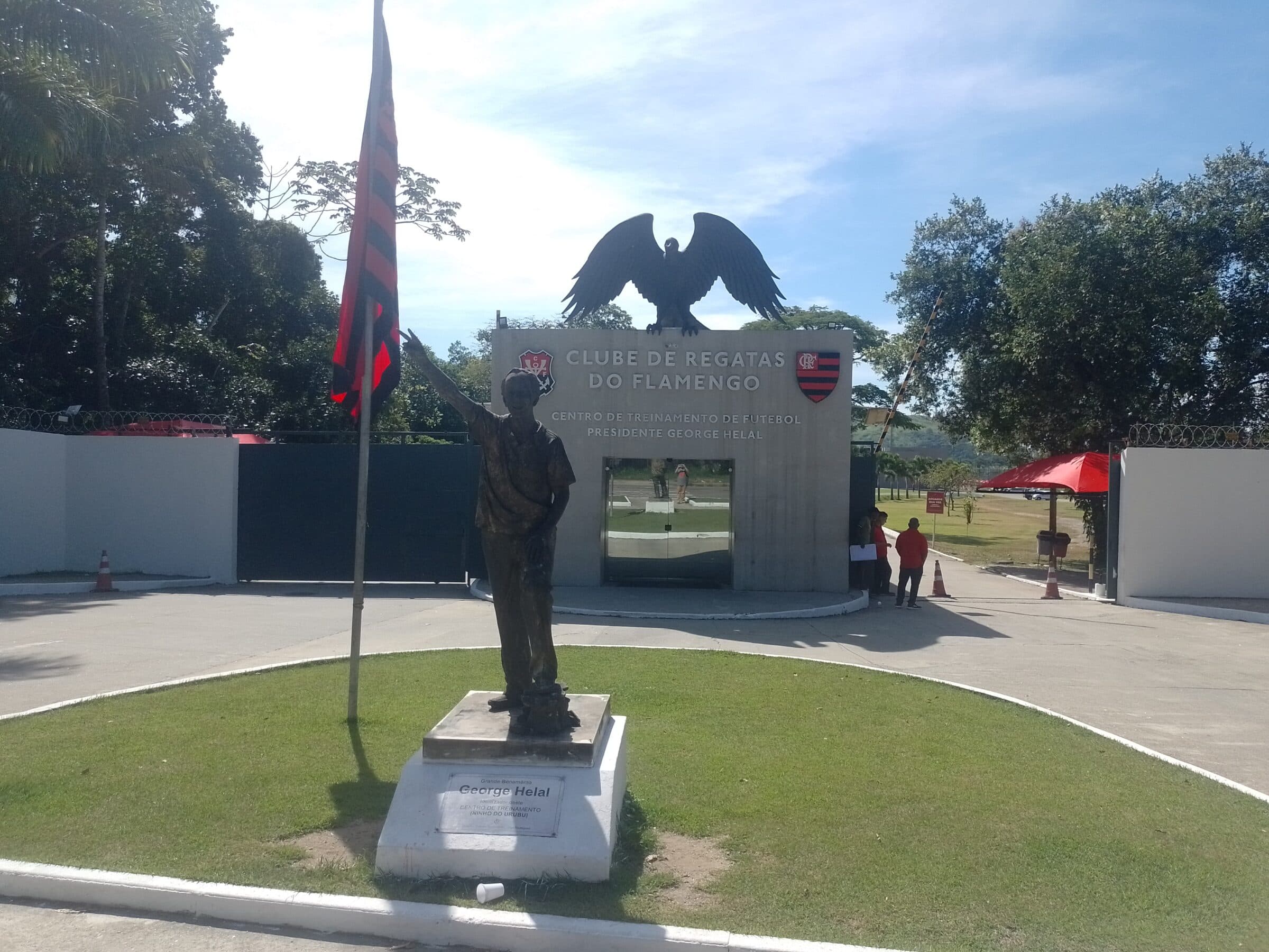 Entrada do CT Ninho do Urubu antes de treino do Flamengo na manhã desta quinta-feira (23)