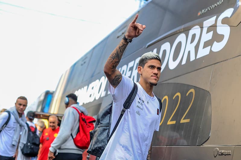 Pedro em viagem do Flamengo; clube terá longa viagem e altitude entre as finais do Carioca