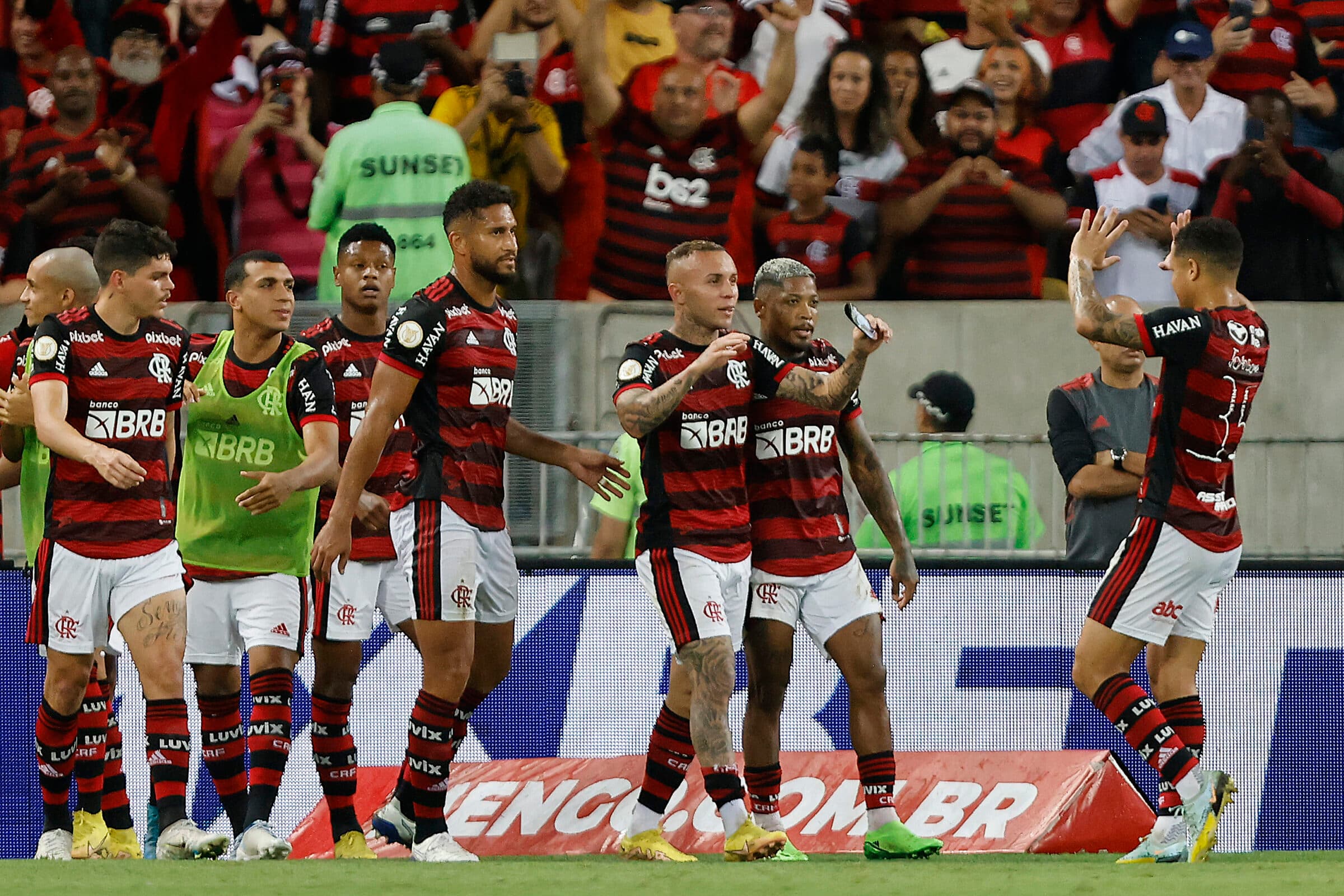 Cebolinha, Marinho e o time do Flamengo comemorando gol; dupla de atacantes foi absolvida pelo TJD-RJ