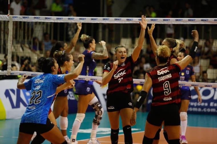 Time de vôlei do Sesc Flamengo comemora ponto na Superliga;