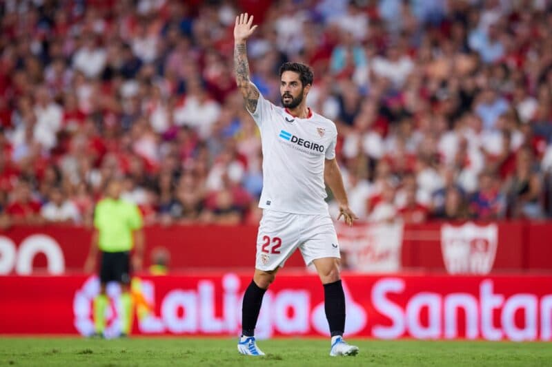Isco em campo com a camisa do Sevilla; Estafe do atleta falou sobre negociação com o Flamengo