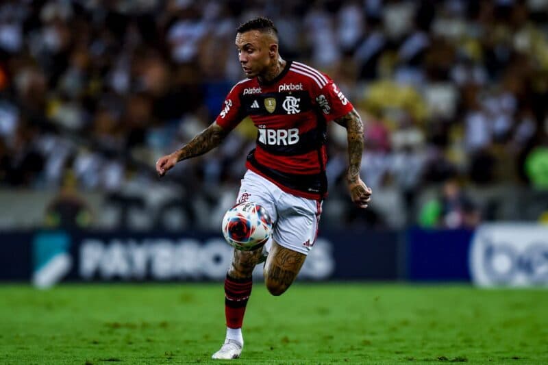 Everton Cebolinha em campo pelo Flamengo; jogador é titular do time na estreia do Brasileirão, veja escalação