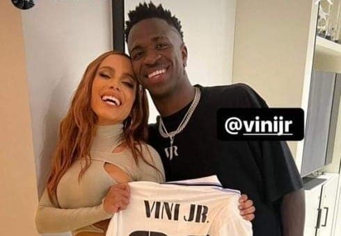 Vinícius Júnior e Anitta posam para foto com camisa do Real Madrid