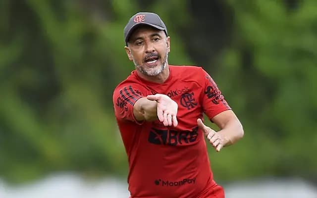 Medalhão do Flamengo sai em defesa de Vitor Pereira e vê evolução