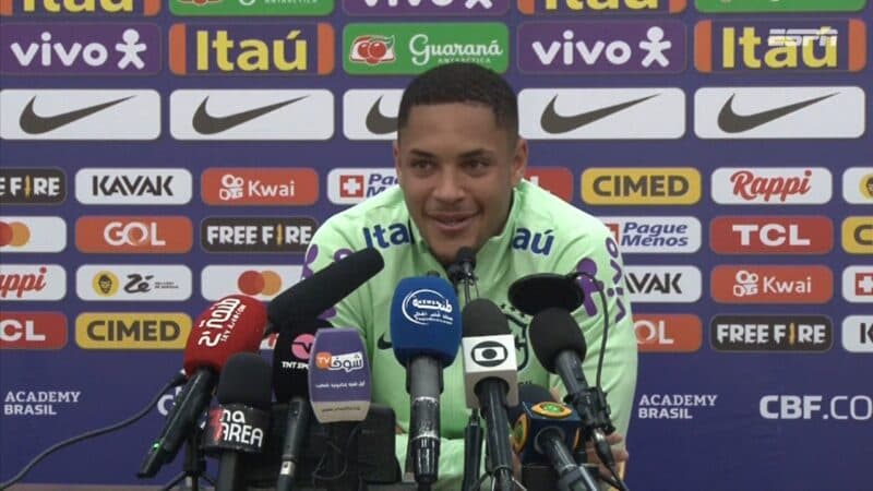 Vitor Roque fica em choque ao encontrar Vinícius Júnior na Seleção