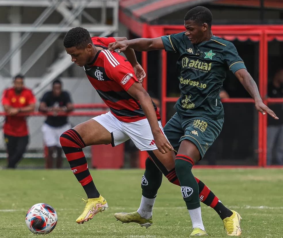 Flamengo e Portuguesa durante certame na Gávea, pelo Carioca Sub-20