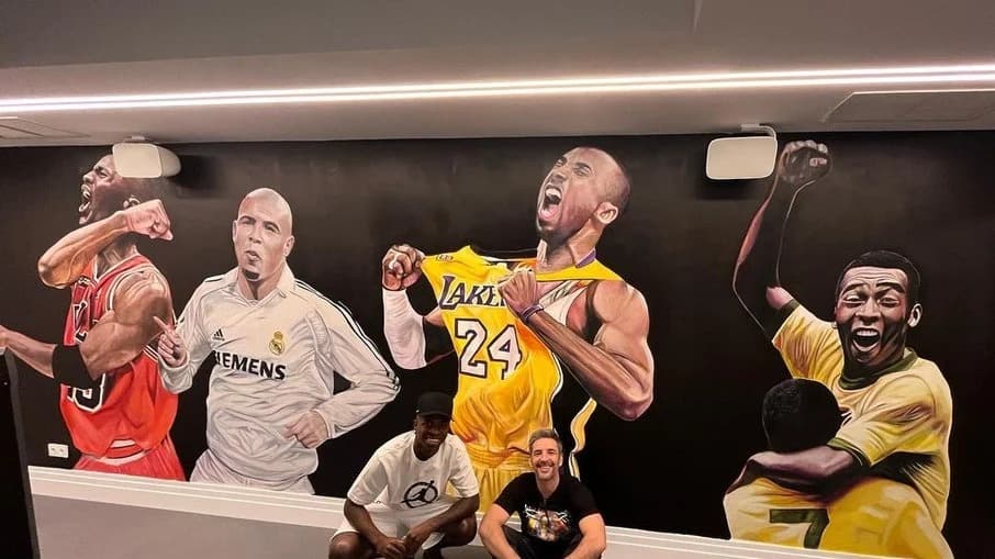 Vinícius Júnior pinta ídolos na parede de casa