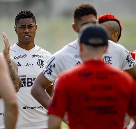 Bruno Henrique volta a treinar com elenco pela primeira vez após lesão