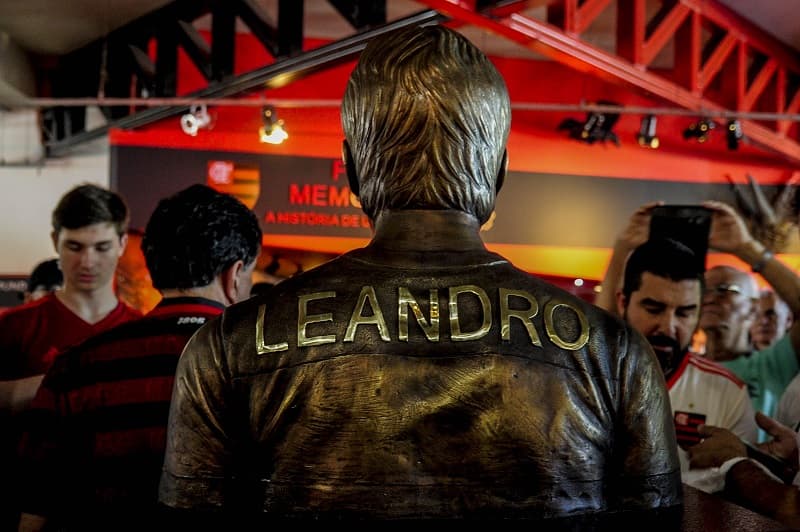 Leandro, ídolo do Flamengo que completa 64 anos, ganhou um busto na Gávea em 2019