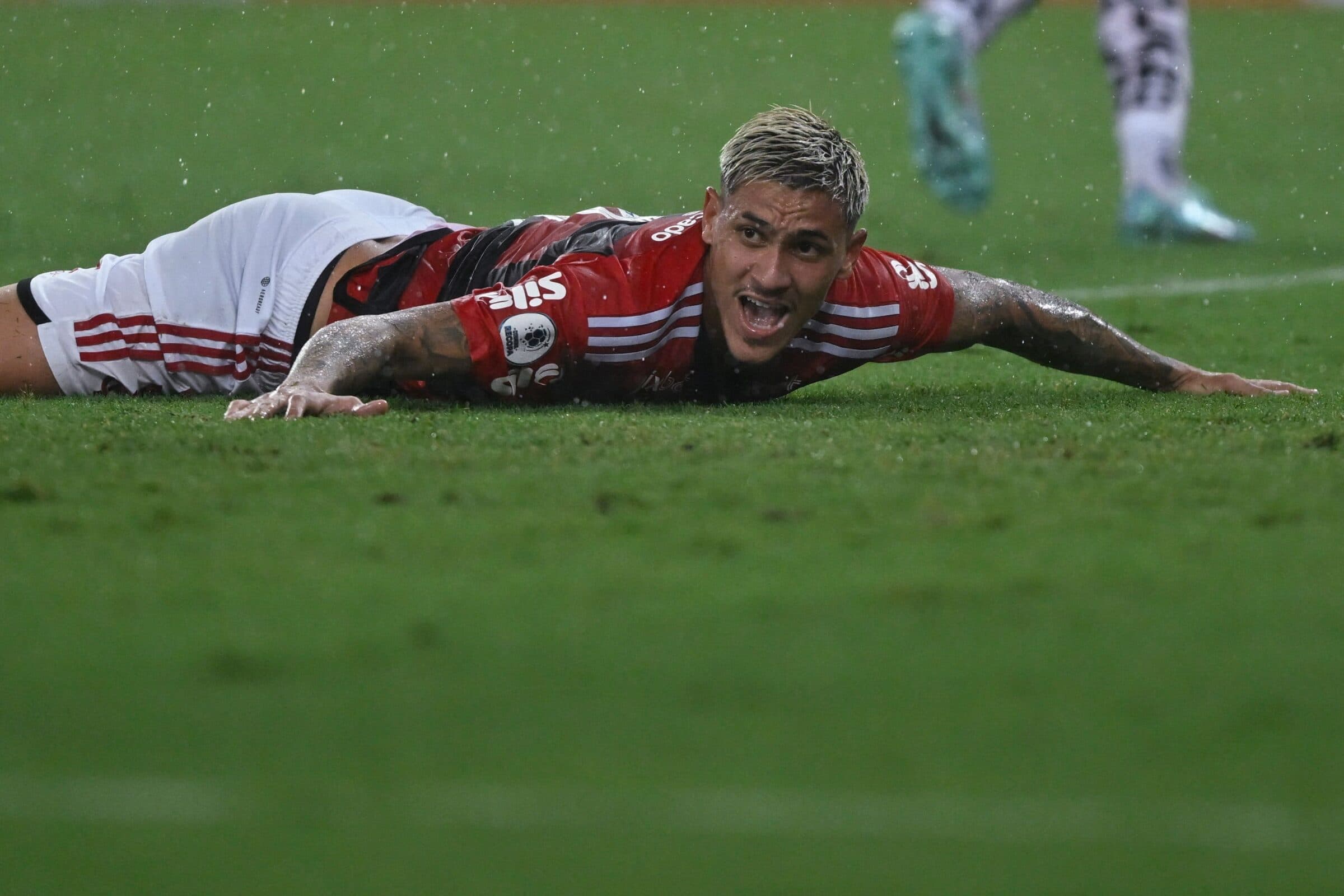 Pedro durante jogo do Flamengo na Recopa