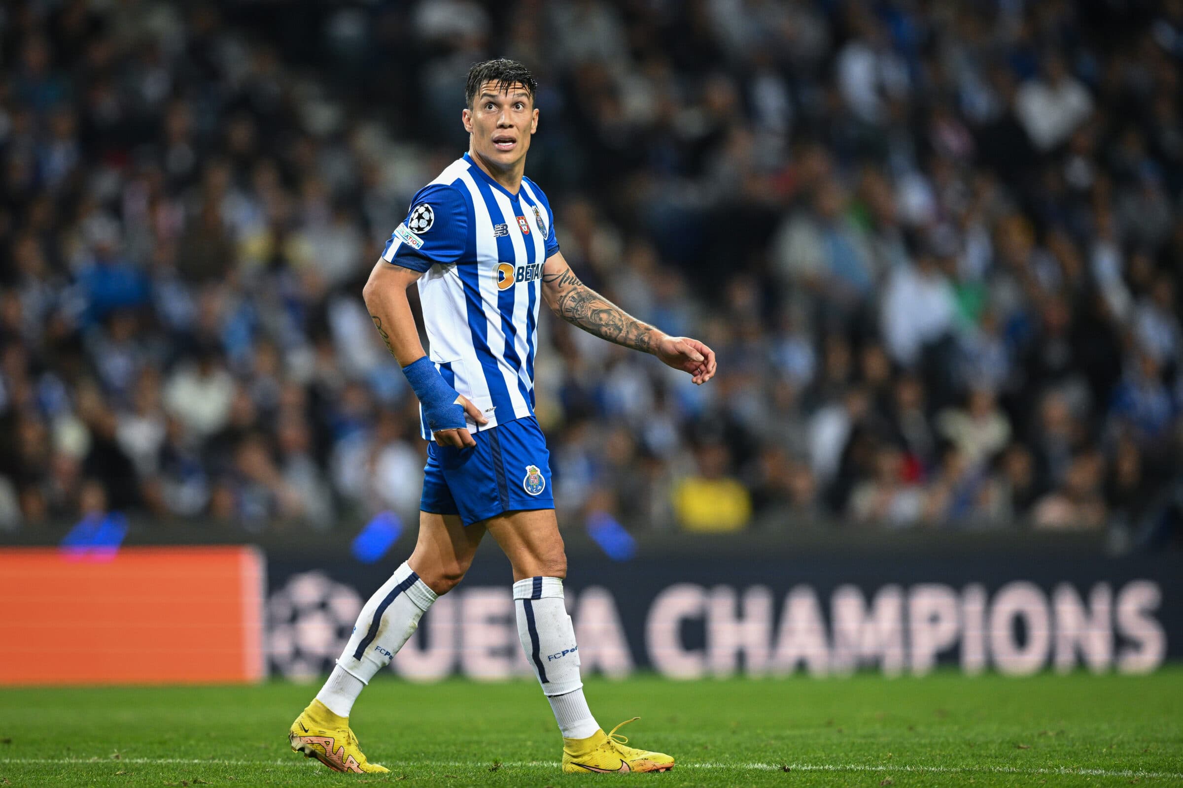 Matheus Uribe em jogo do Porto; alvo do Flamengo, atleta negocia com Atlético de Madrid