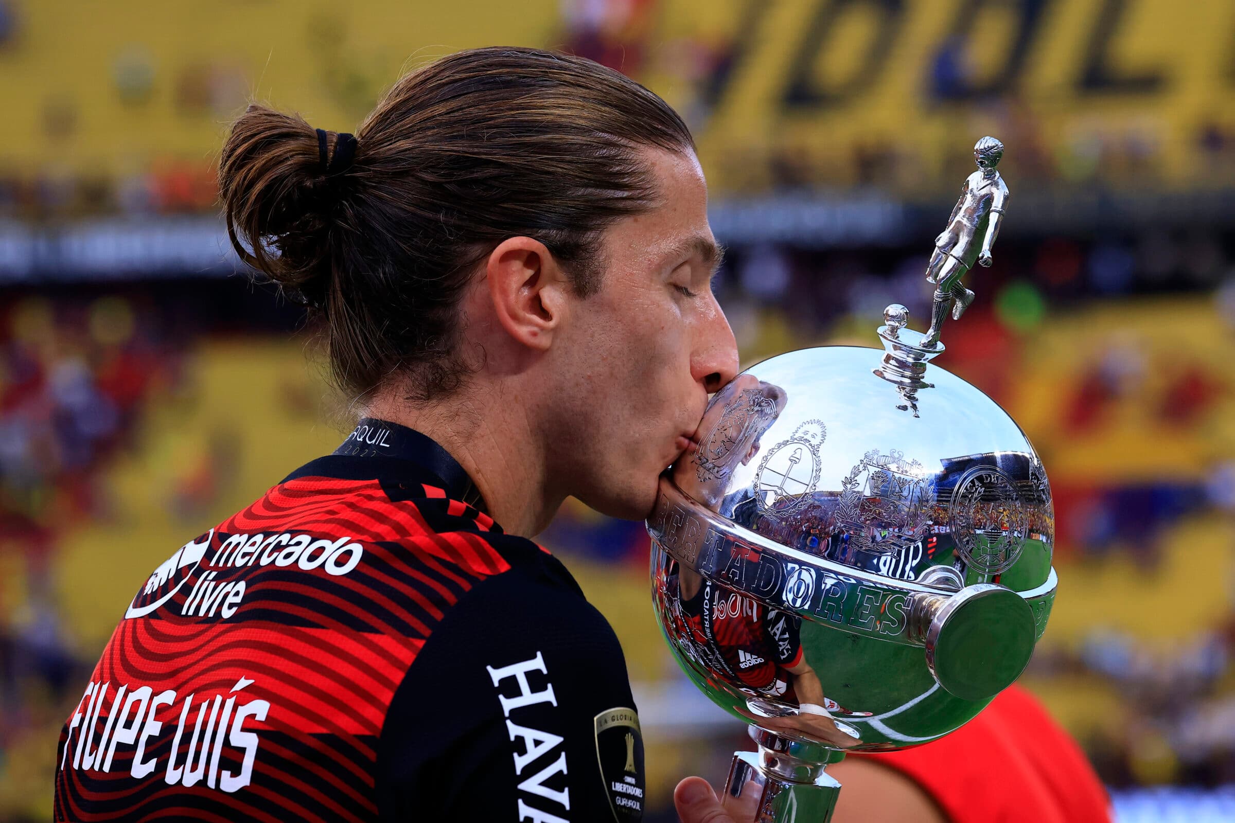 Filipe Luís beija taça da Libertadores após conquista do Flamengi