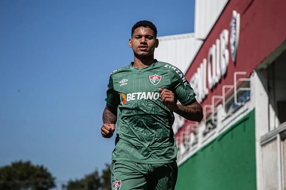 Atacante do Fluminense descarta favoritismo e mostra respeito ao Flamengo