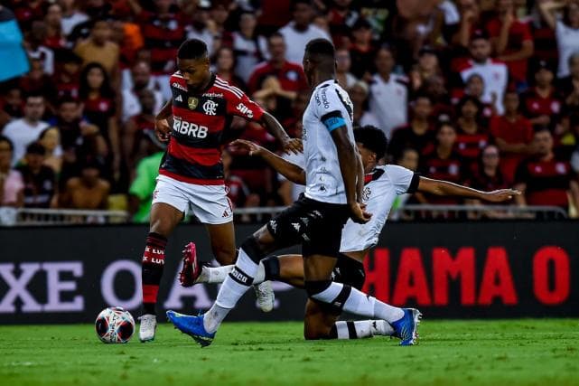 Meia do Flamengo curte postagem provocativa de atleta do Vasco