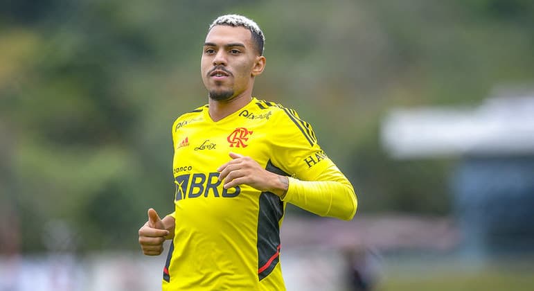 Matheuzinho treina pelo Flamengo