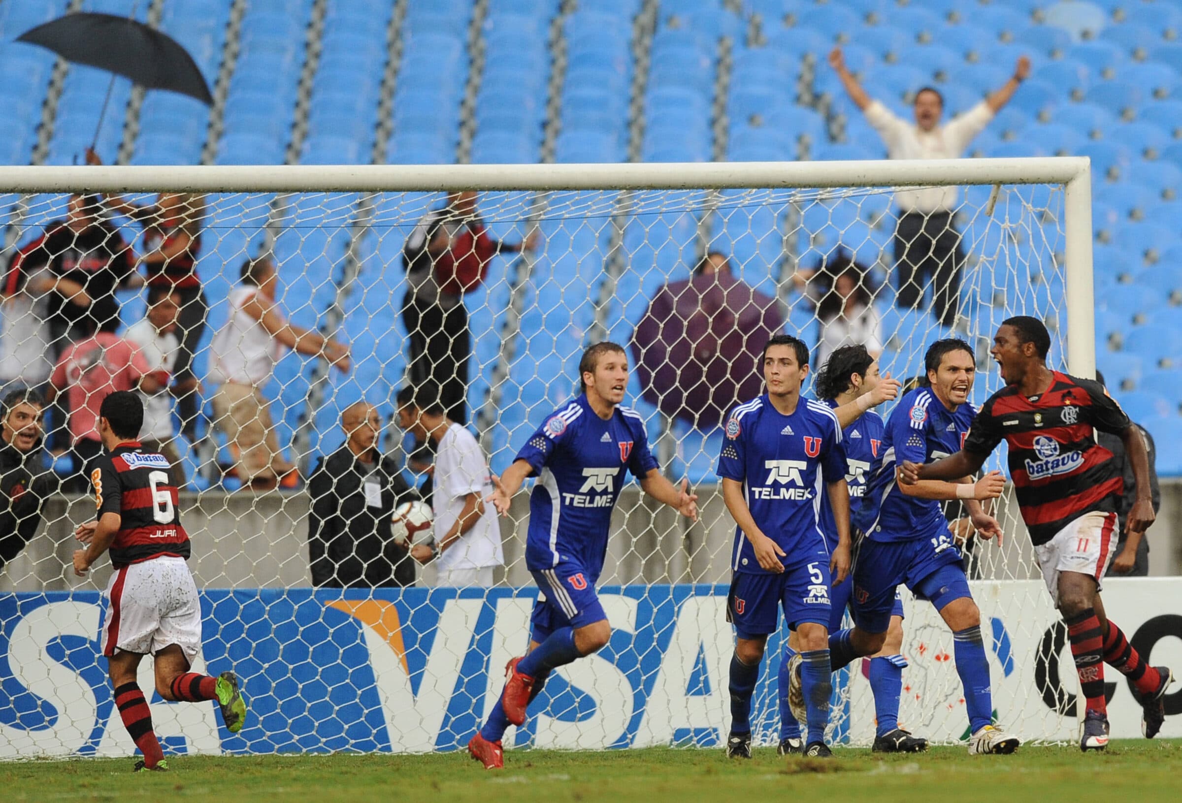 Bruno Menzenga comemora gol do Flamengo