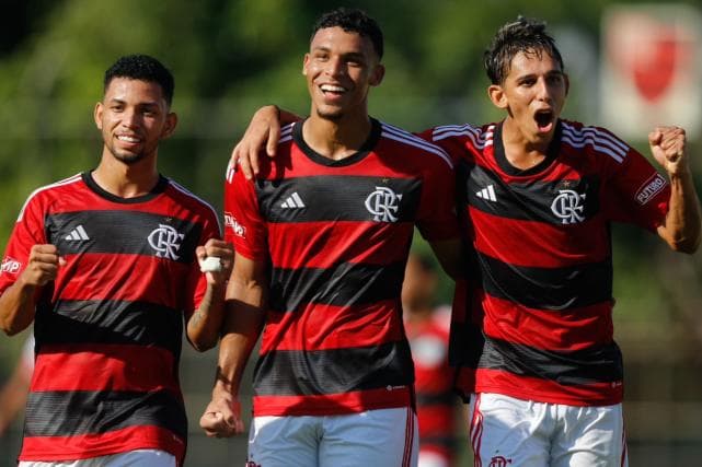 Victor Hugo comemora retorno com gol e fala sobre estilo de jogo do Vitor Pereira