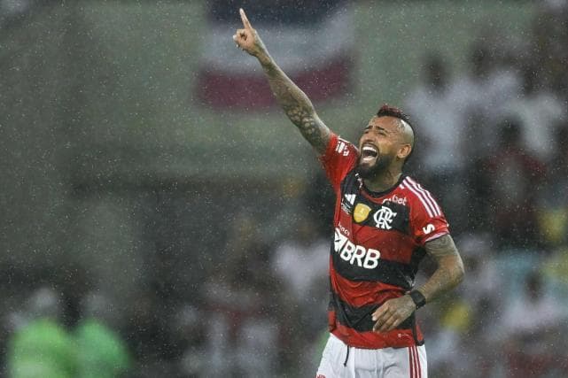Vidal em jogo do Flamengo; volante postou foto com Fabrício Bruno no Instagram