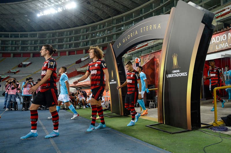 Última estreia do Flamengo na Libertadores foi contra o Sporting Cristal; hoje jogam contra o Aucas
