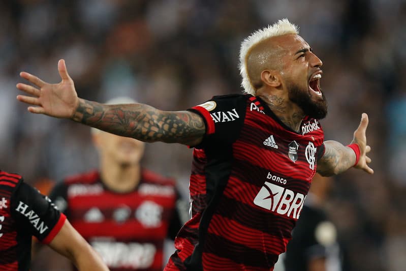 Arturo Vidal comemora gol do Flamengo contra o Botafogo
