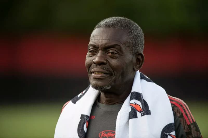 Seu Denir no CT do Ninho do Urubu; lenda do Flamengo visitou vestiário antes de jogo pelo Campeonato Brasileiro