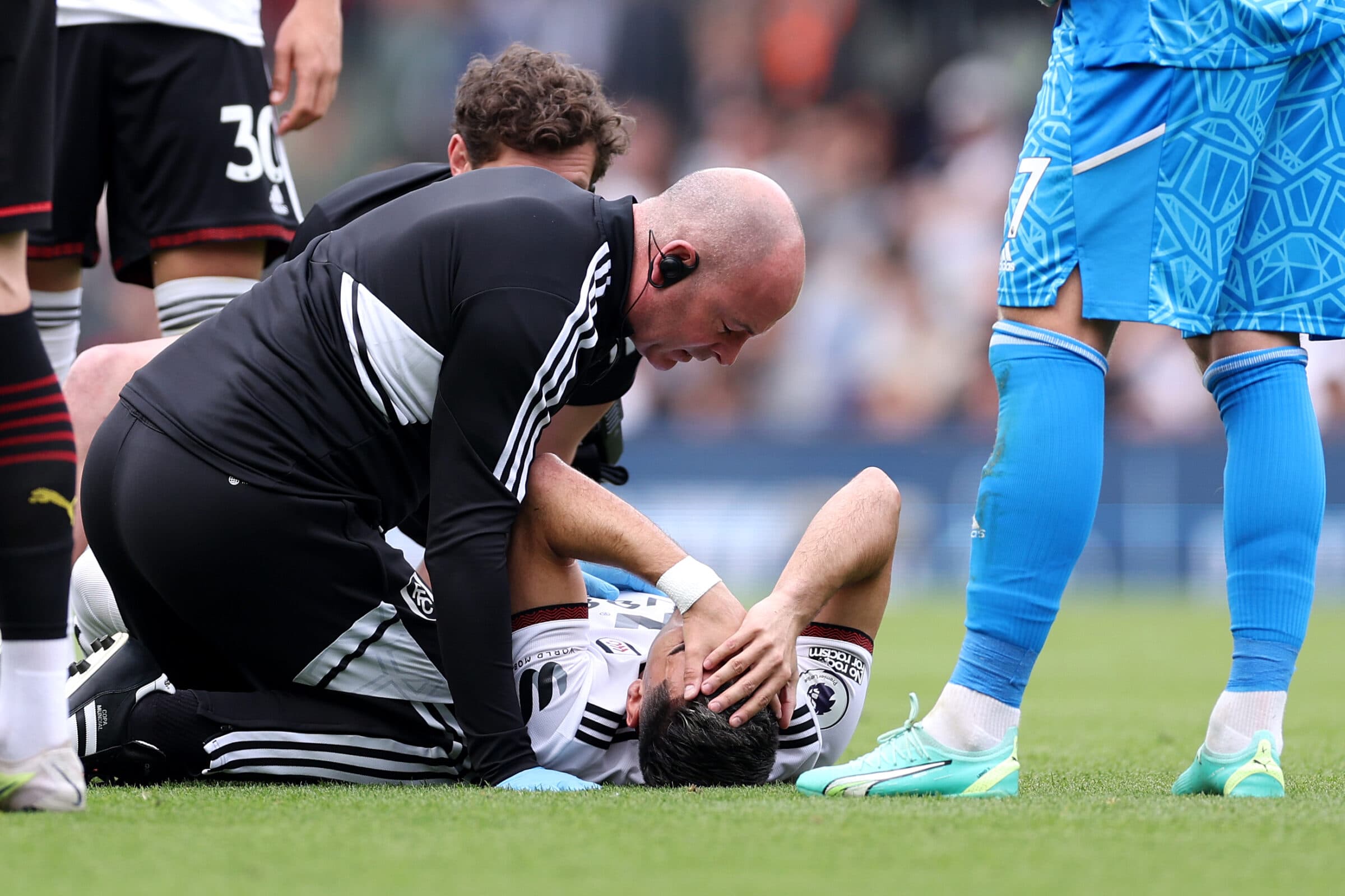 Ex-joagador do Flamengo, Andreas Pereira recebe atendimento após sofrer grave lesão em jogo do Fulham