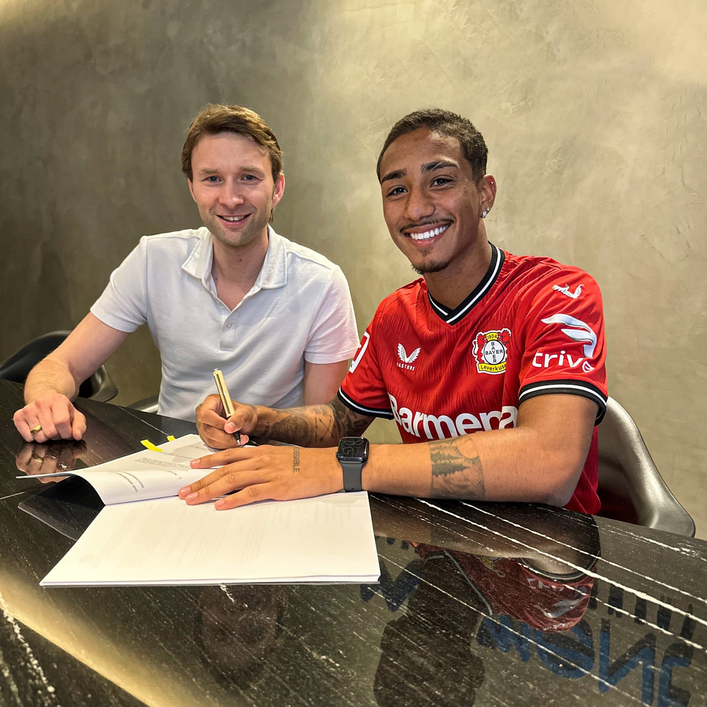 Arthur, lateral do América-MG, assinando contrato com o Bayer Leverkusen; Flamengo irá receber pela transferência em função do sistema de solidariedade da Fifa