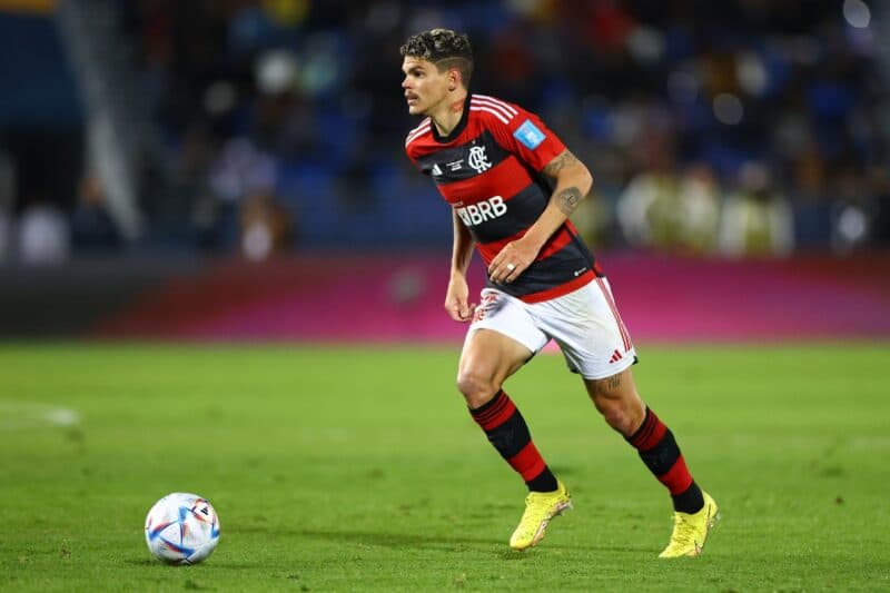 Em alta, Ayrton Lucas desperta interesse de gigantes europeus