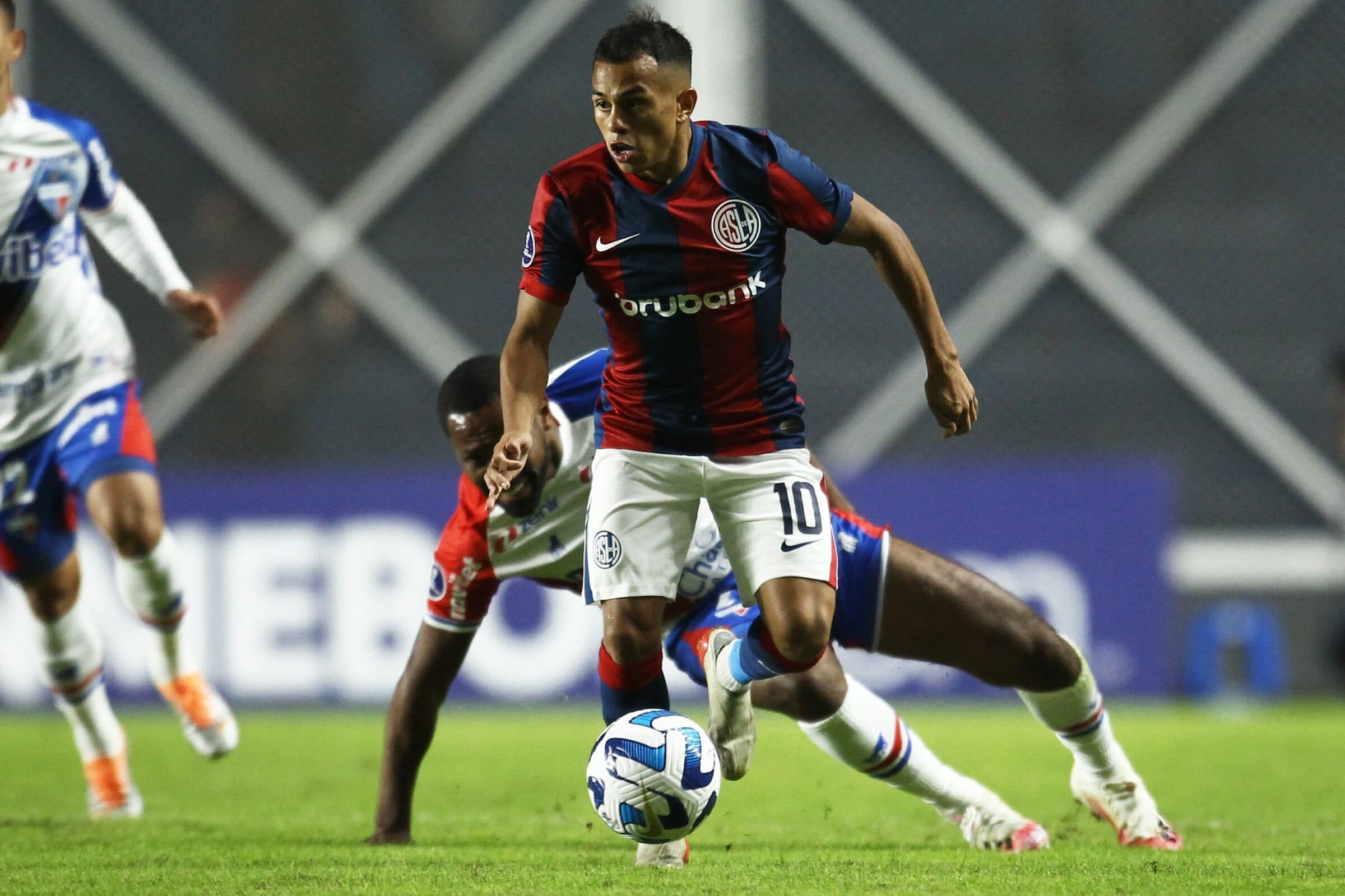 Cristian Barrios em campo pelo San Lorenzo; TNT Sports Argentina informa que Flamengo tem interesse na contratação do atleta