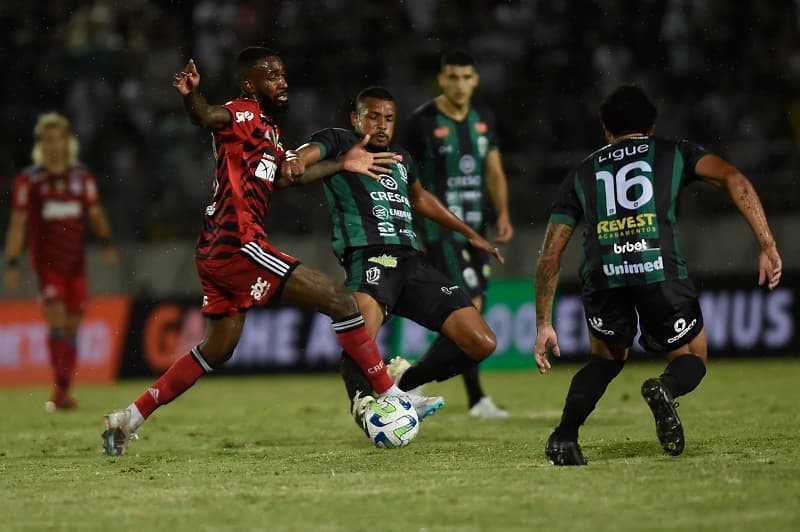Gerson, do Flamengo, entre jogadores do Maringá