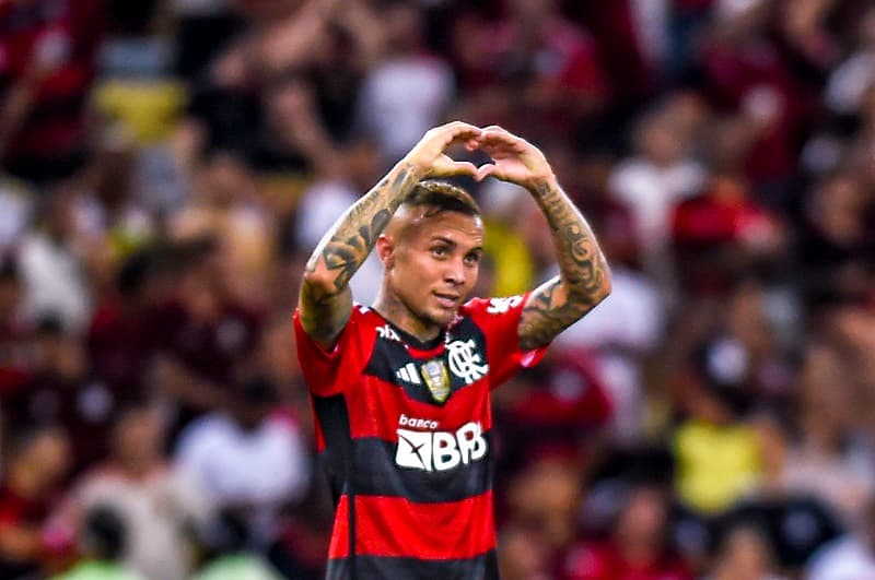 Cebolinha, camisa 11 do Flamengo, marca e faz coraçãozinho para a torcida