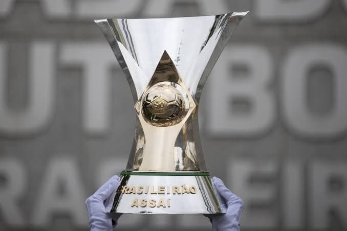 Taça do Campeonato Brasileiro; TV Globo irá arrecadar R$ 2 bilhões com transmissão do torneio em 2024, valor maior que arrecadação do Flamengo