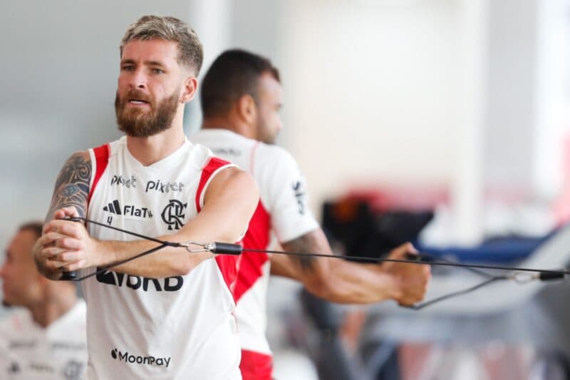 Léo Pereira em treino do Flamengo; zagueiro revelou expectativas para jogo de estreia na Libertadores, contra o Aucas