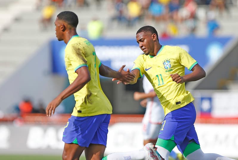 Lorran em campo pela Seleção Brasileira; Joia do Flamengo marcou gol na partida contra o Uruguai