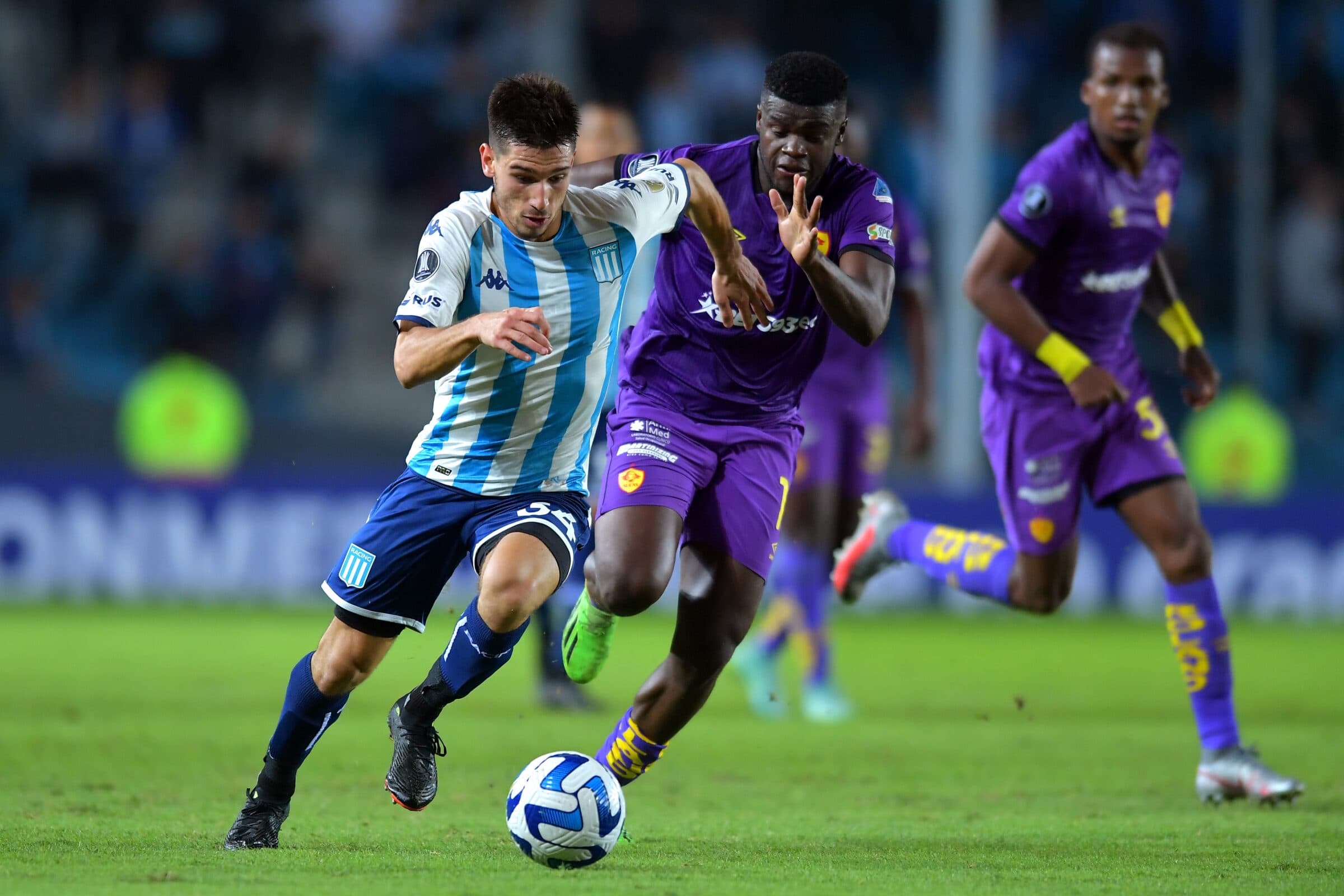 Racing vence o Aucas por 3 a 2 e se isola na liderança do grupo do Flamengo na Libertadores