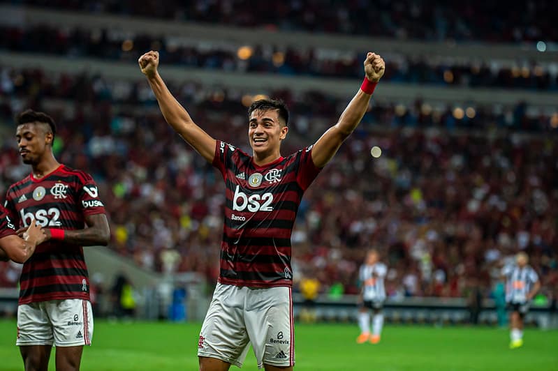 Reinier comemora gol pelo Flamengo; jogador pode retornar ao clube na próxima janela de transferências