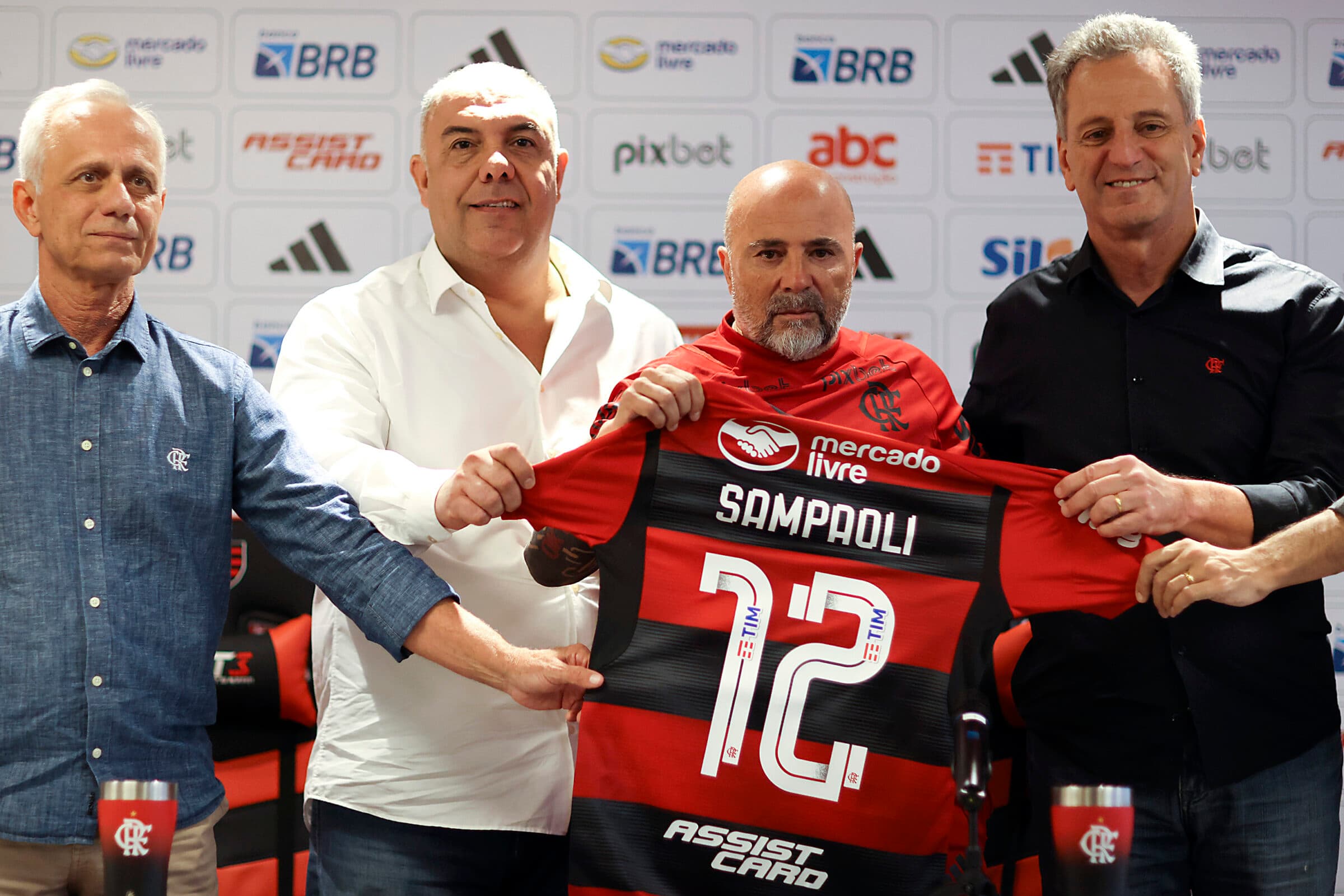 Samapoli em apresentação no Flamengo; após contratação do treinador, Landim descarta novas mudanças no departamento de futebol