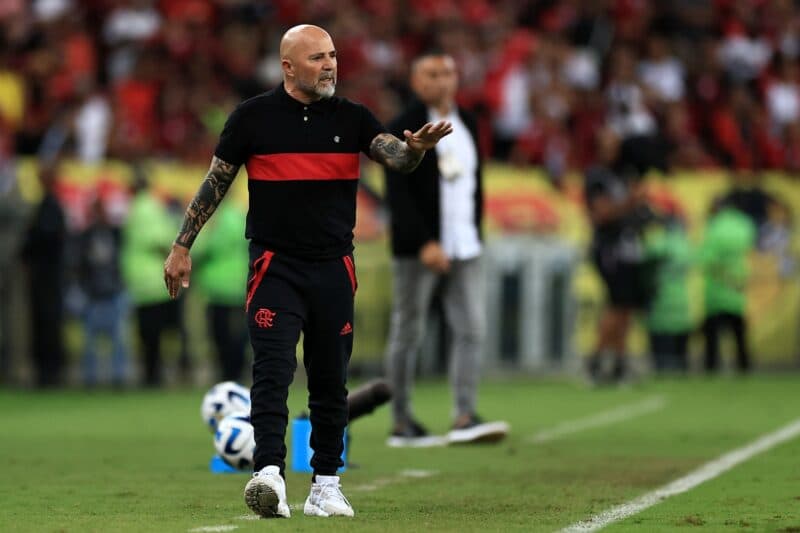 Sampaoli na beira do campo em jogo do Flamengo; jogo contra o Bahia, semifinais do nbb e as últimas notícias