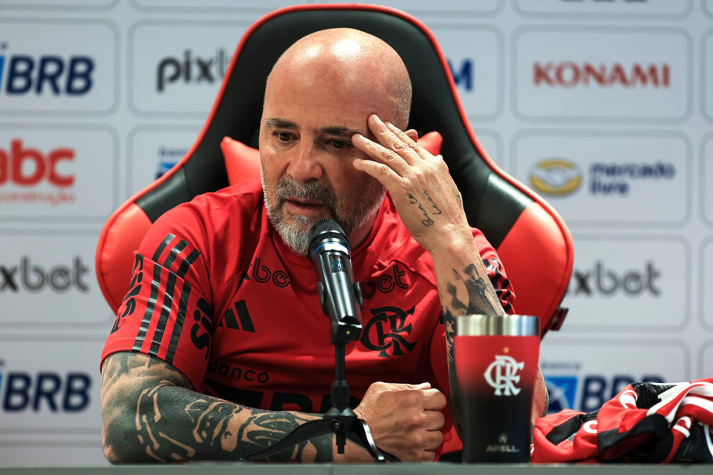 Samapoli em coletiva pelo Flamengo; decisões do treinador incomodam elenco do Flamengo