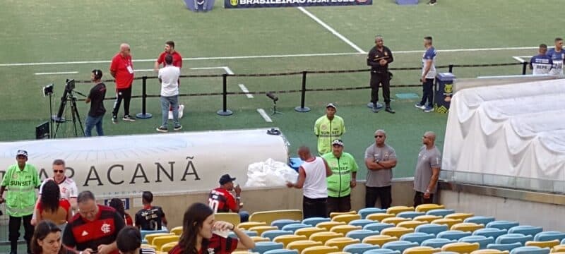Seguranças na arquibancada do Maracanã no jogo contra o Botafogo; Confusão com Gabigol gerou ação do Flamengo