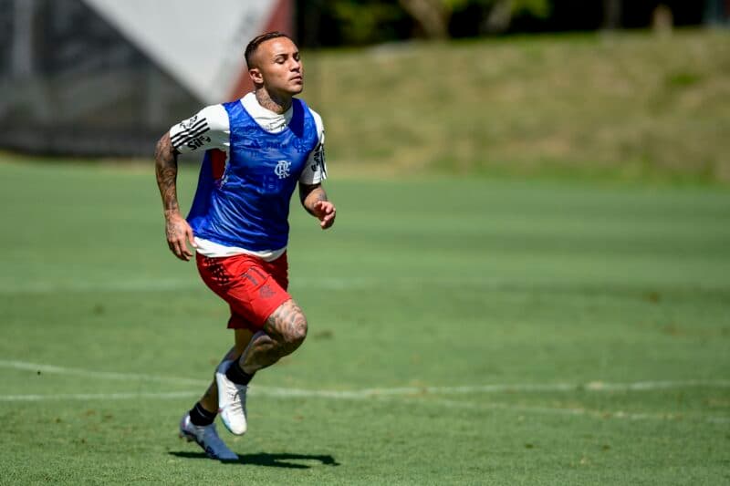 Cebolinha em treino do Flamengo; Vitor Pereira fez jogadores treinarem pênaltis antes da decisão do Carioca