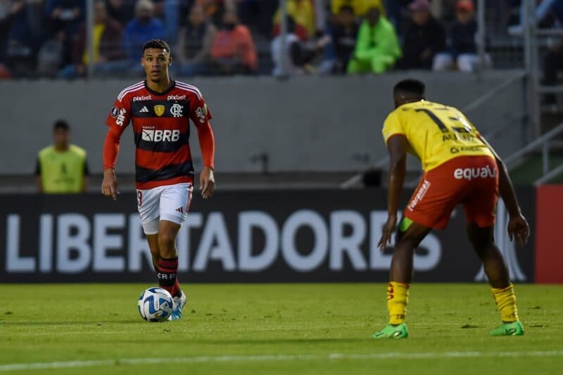 Victor Hugo em campo pelo Flamengo
